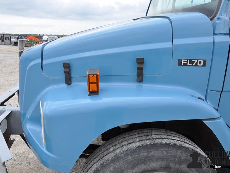1994-freightliner-fl70-image-13
