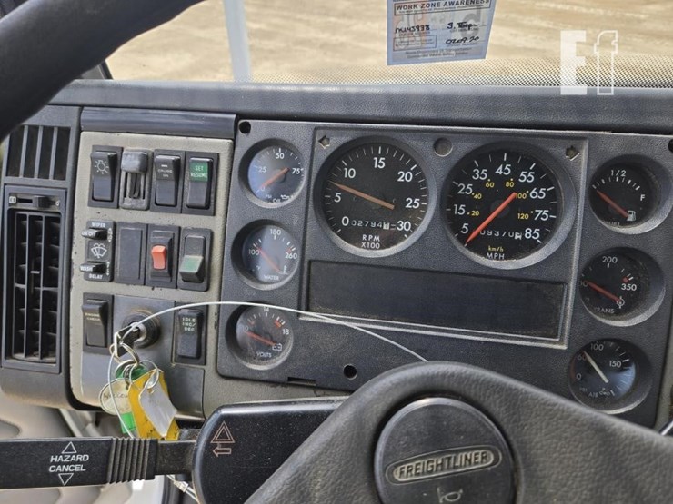 1999-freightliner-fl70-image-25