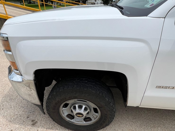 2015-chevrolet-silverado-2500hd-image-17