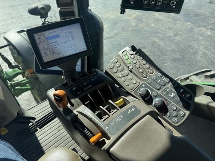 2013-john-deere-8235r-image-16