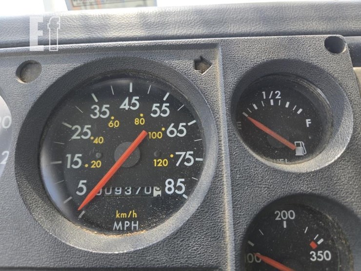1999-freightliner-fl70-image-26