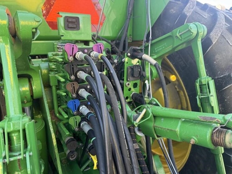 2013-john-deere-8235r-image-27
