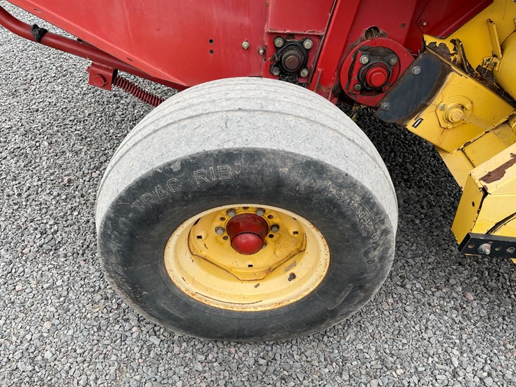 2005-new-holland-br740-image-23