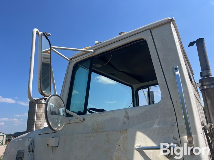 1984-ford-9000-image-10