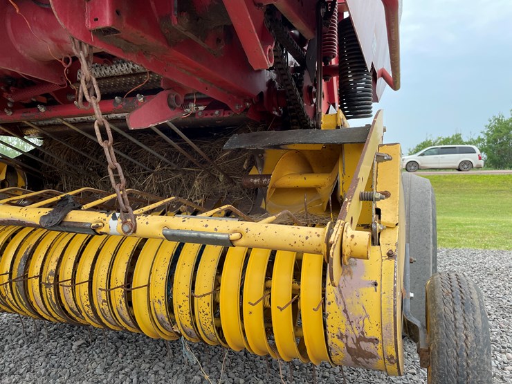 2005-new-holland-br740-image-11
