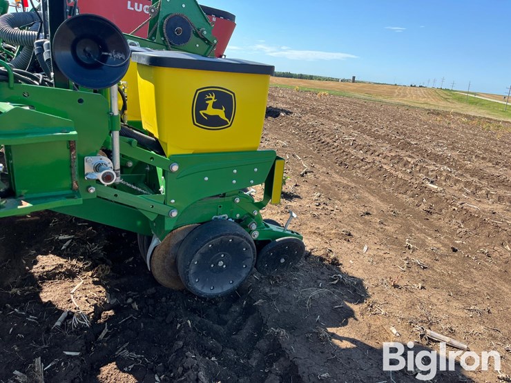 john-deere-1765-image-15