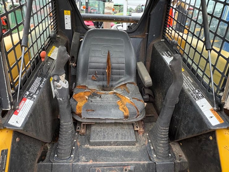 2000-john-deere-240-image-14