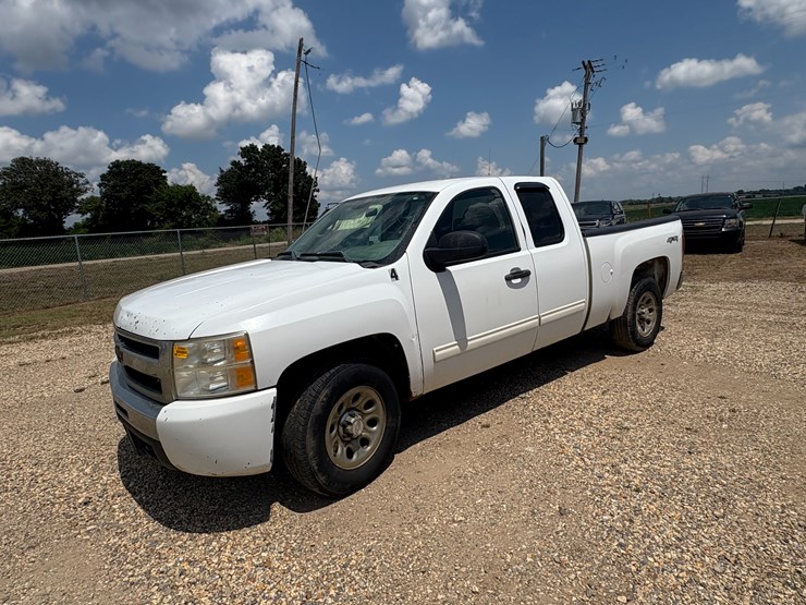 2010-chevrolet-silverado-image-1