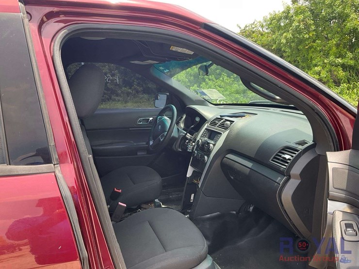 2015-ford-explorer-image-23