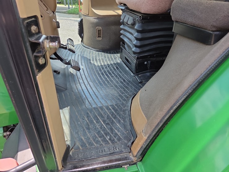 john-deere-8310-image-40
