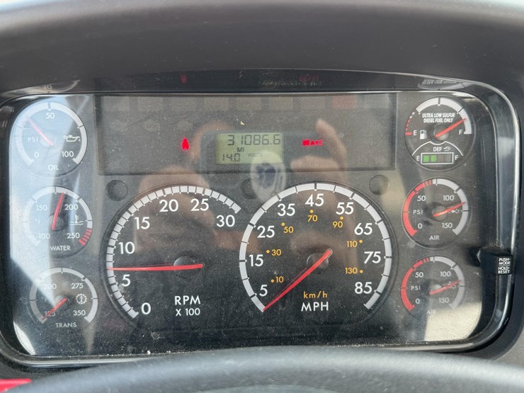 2015-freightliner-122sd-image-18