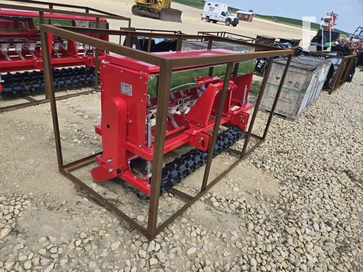 new-agt-skid-steer-&-3pt-stsd10-seeder-image-3