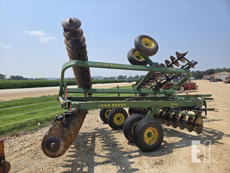 john-deere-220-image-8