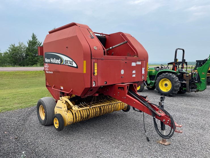 2005-new-holland-br740-image-3