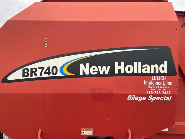 2005-new-holland-br740-image-13