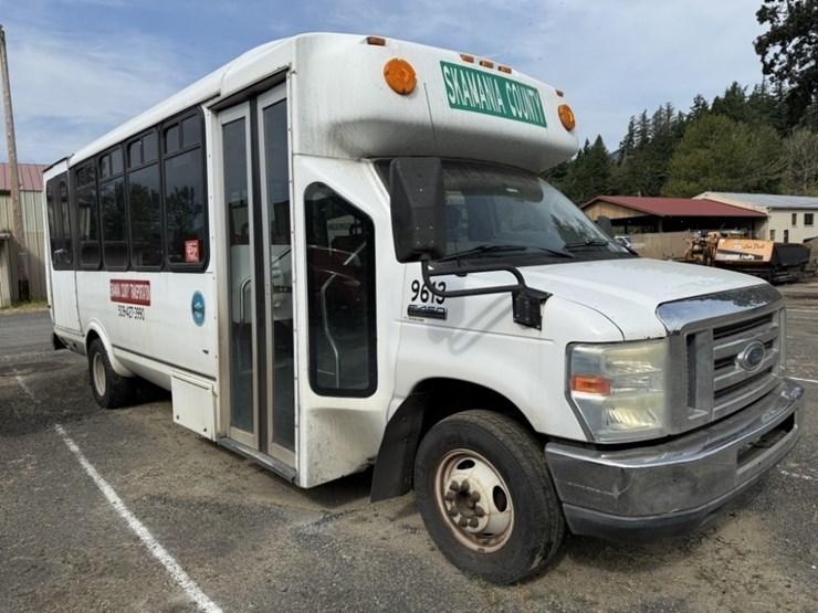 2010-ford-e450-image-2