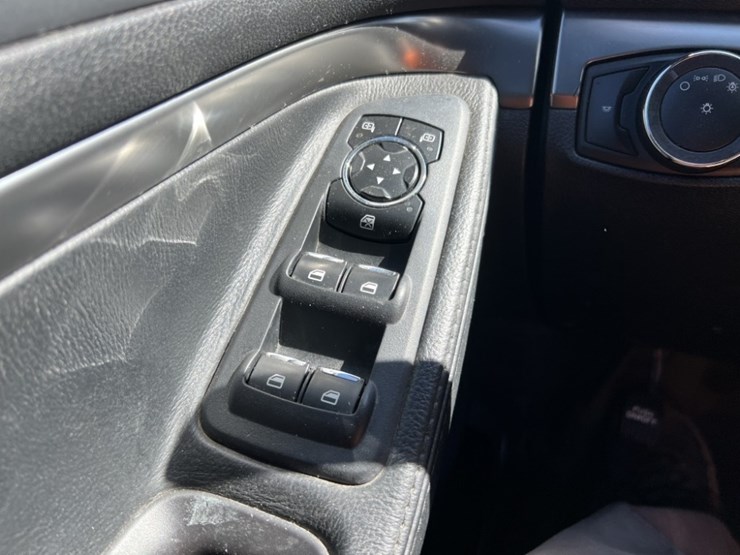 2017-ford-explorer-image-24