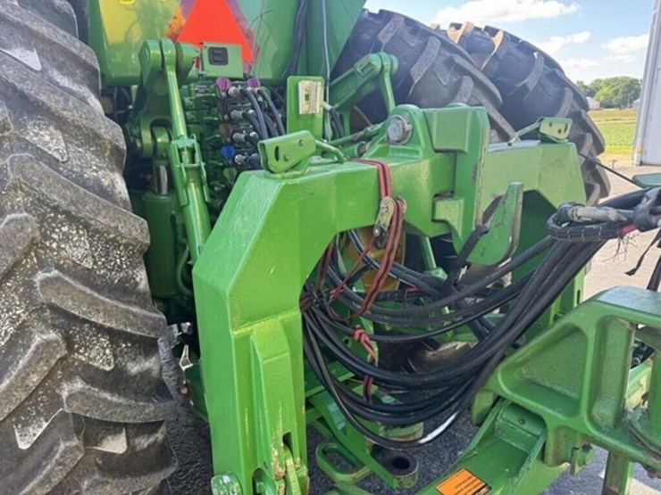 2013-john-deere-8235r-image-28