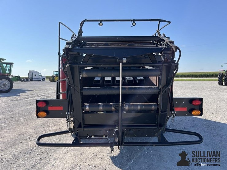 2019-new-holland-340-image-6