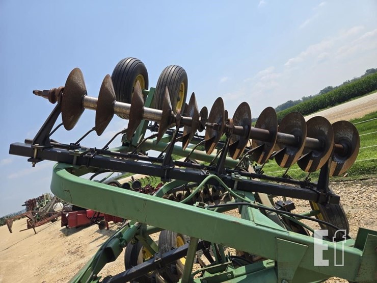 john-deere-220-image-5