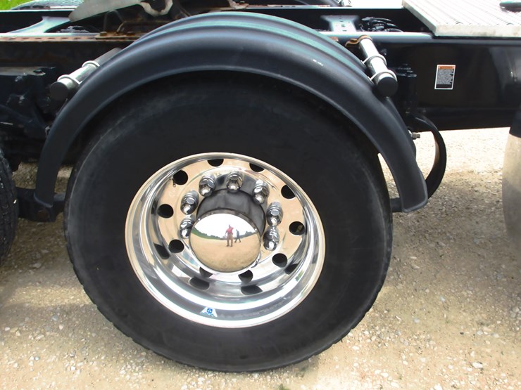 2023-peterbilt-579-image-43