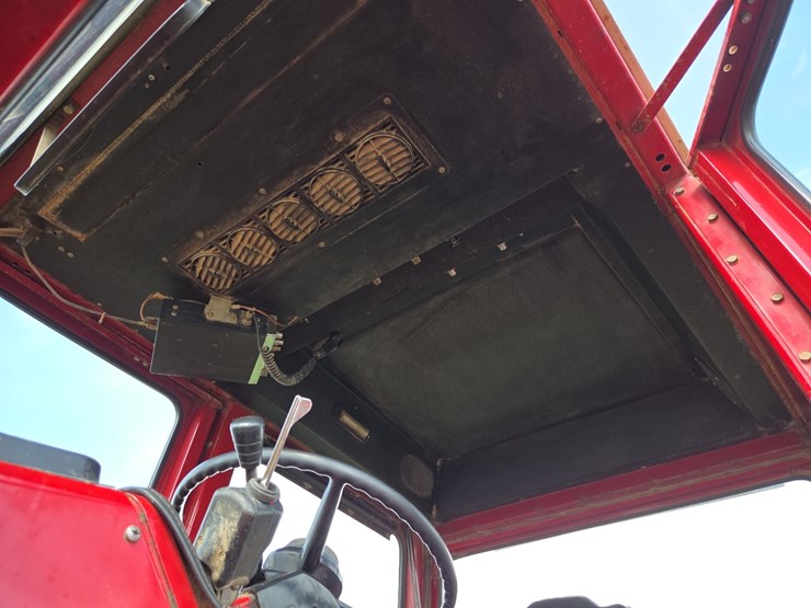 1976-ih-1466-tractor-image-53