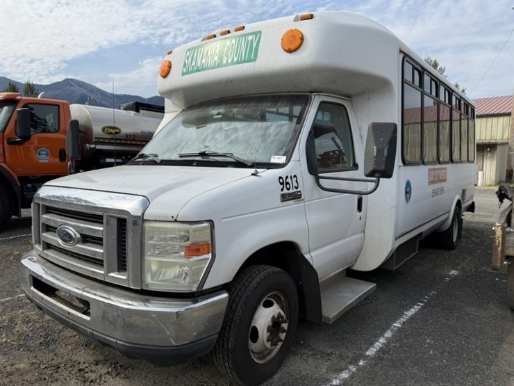 2010-ford-e450-image-1