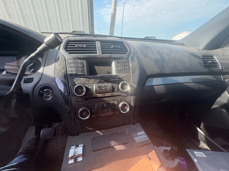 2017-ford-explorer-image-28