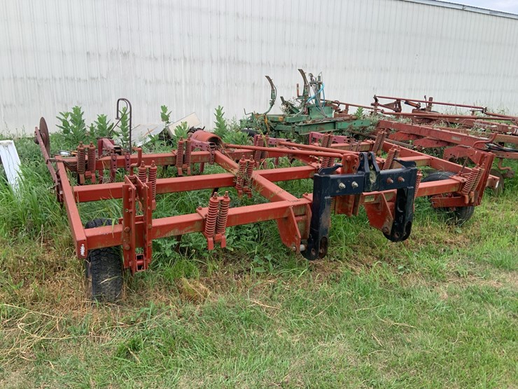 12-shank-3pt-chisel-plow,-gauge-wheels-image-1