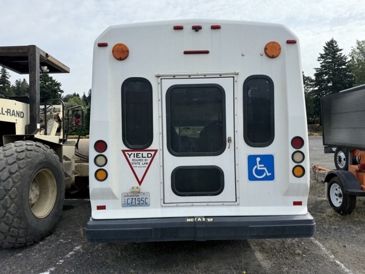2010-ford-e450-image-4