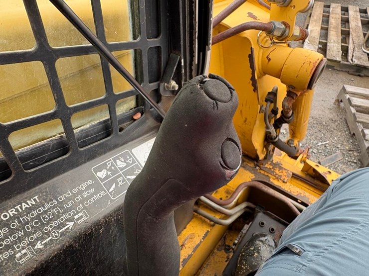 2000-john-deere-240-image-21