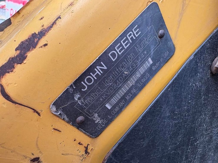 2000-john-deere-240-image-16