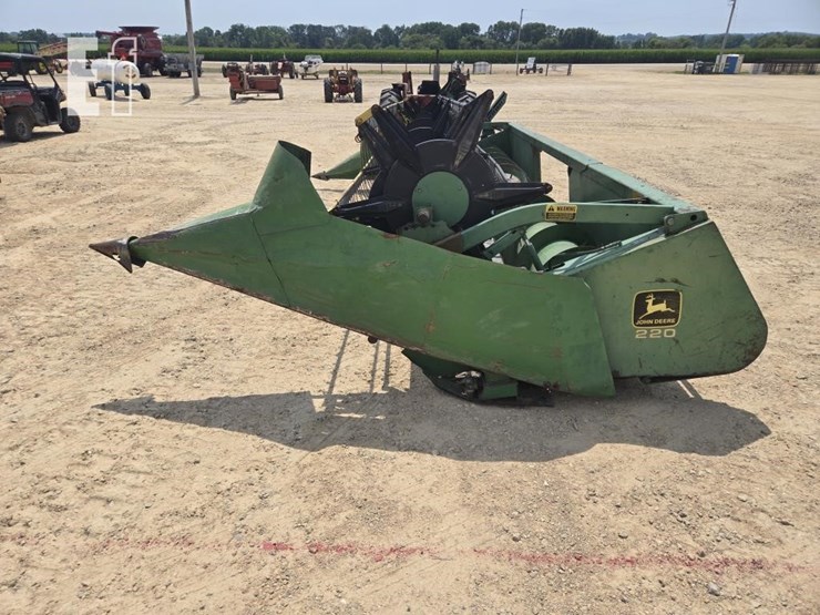 john-deere-220-image-2