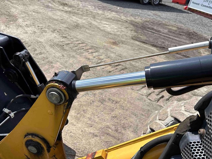 caterpillar-420f2-image-18