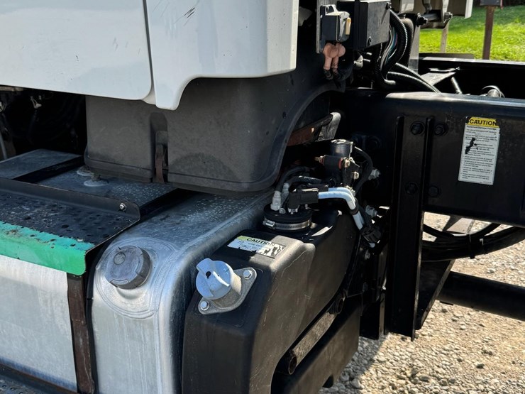 2015-freightliner-122sd-image-15