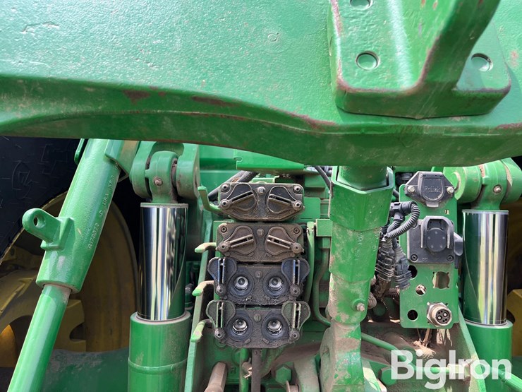 2011-john-deere-8235r-image-17