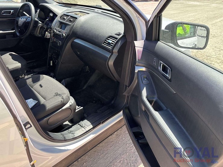2019-ford-explorer-image-18