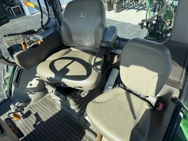 2013-john-deere-8235r-image-18