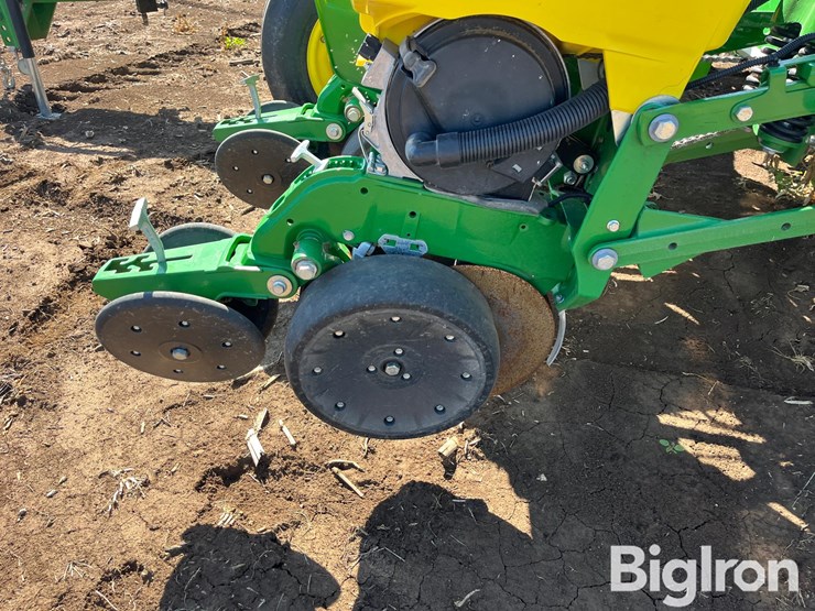 john-deere-1765-image-16