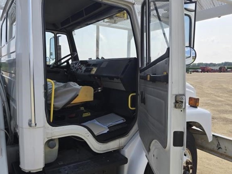1999-freightliner-fl70-image-7