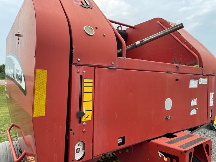 2005-new-holland-br740-image-27