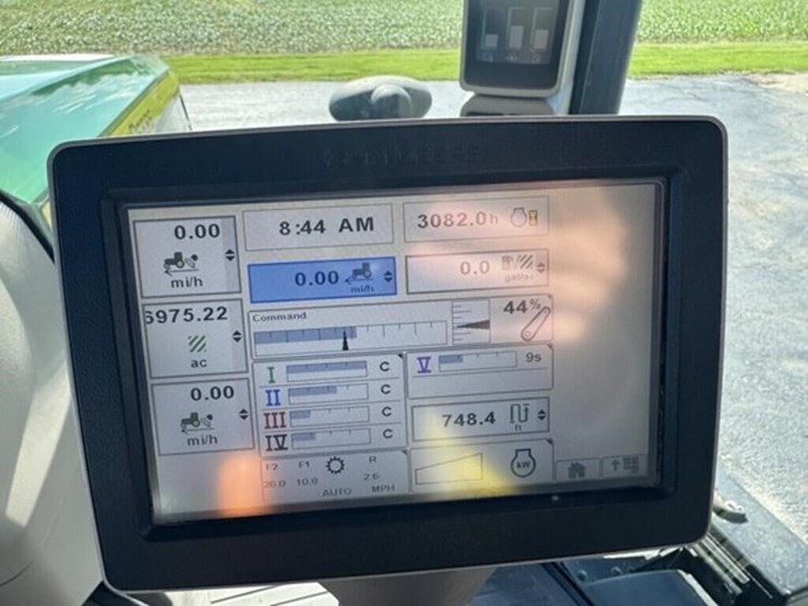 2013-john-deere-8235r-image-15