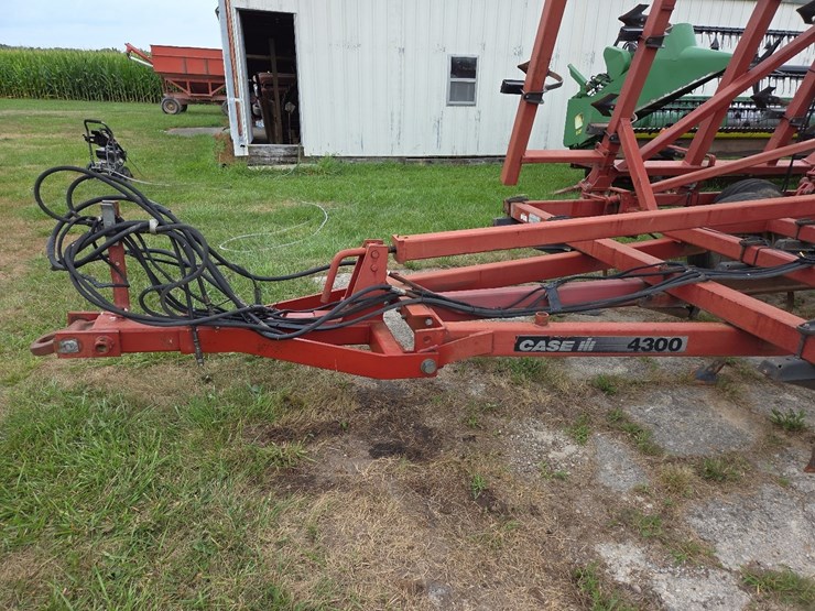 32’-cih-4300-field-cultivator-image-2