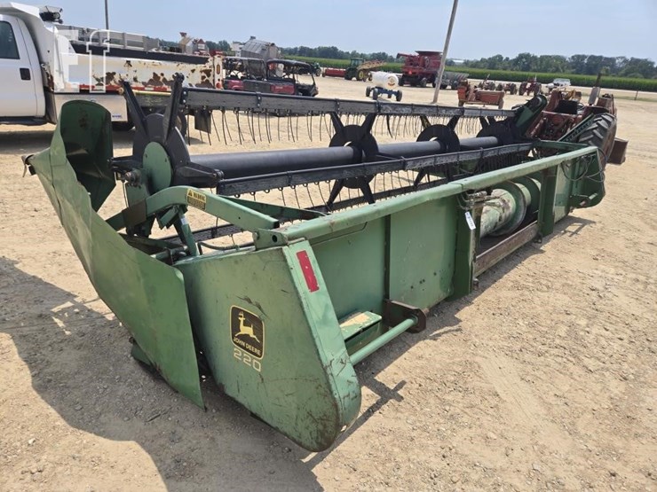 john-deere-220-image-4