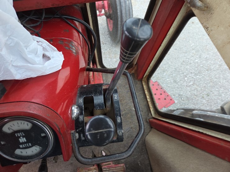 1970-ih-1456-tractor-image-53