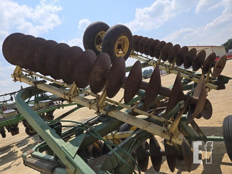 john-deere-220-image-3