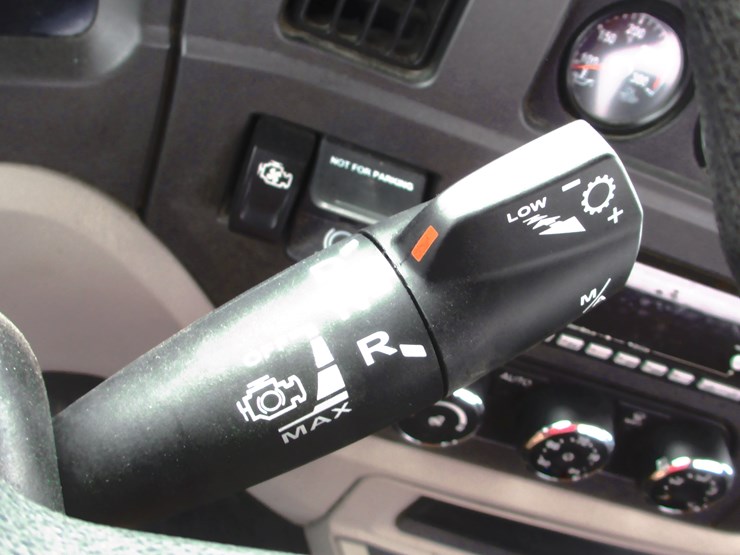 2023-peterbilt-579-image-35