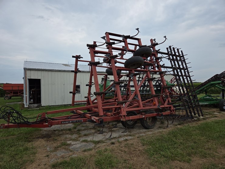 32’-cih-4300-field-cultivator-image-1