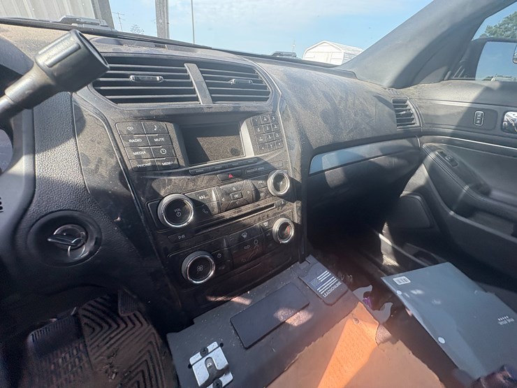 2017-ford-explorer-image-26