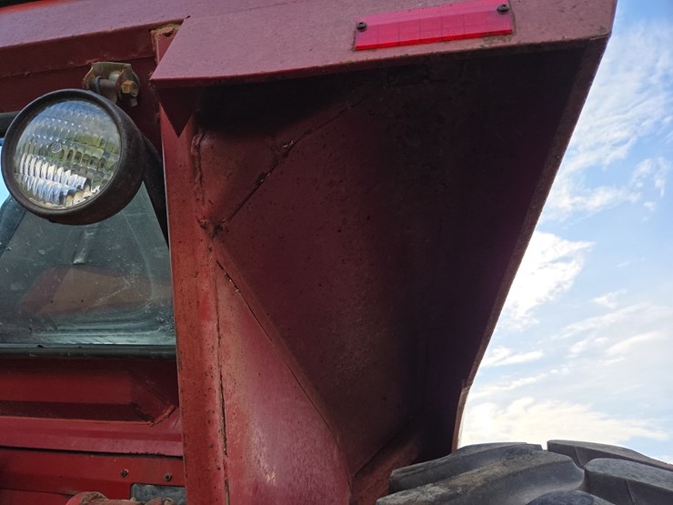 1976-ih-1466-tractor-image-33